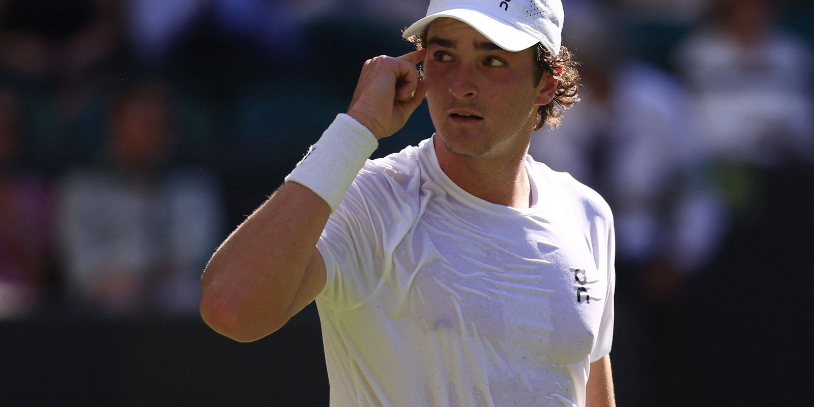 João Fonseca encerra temporada 2025 para tratar lombalgia e mantém apenas exibição contra Alcaraz